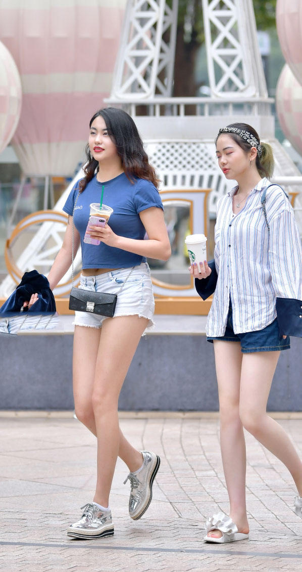 姐妹花结伴上街一样的热裤大长腿，小姐姐的婴儿肥占了上风