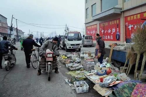  「别碰」快到年底，农村集市又要热闹起来了？老农：这3样东西赶