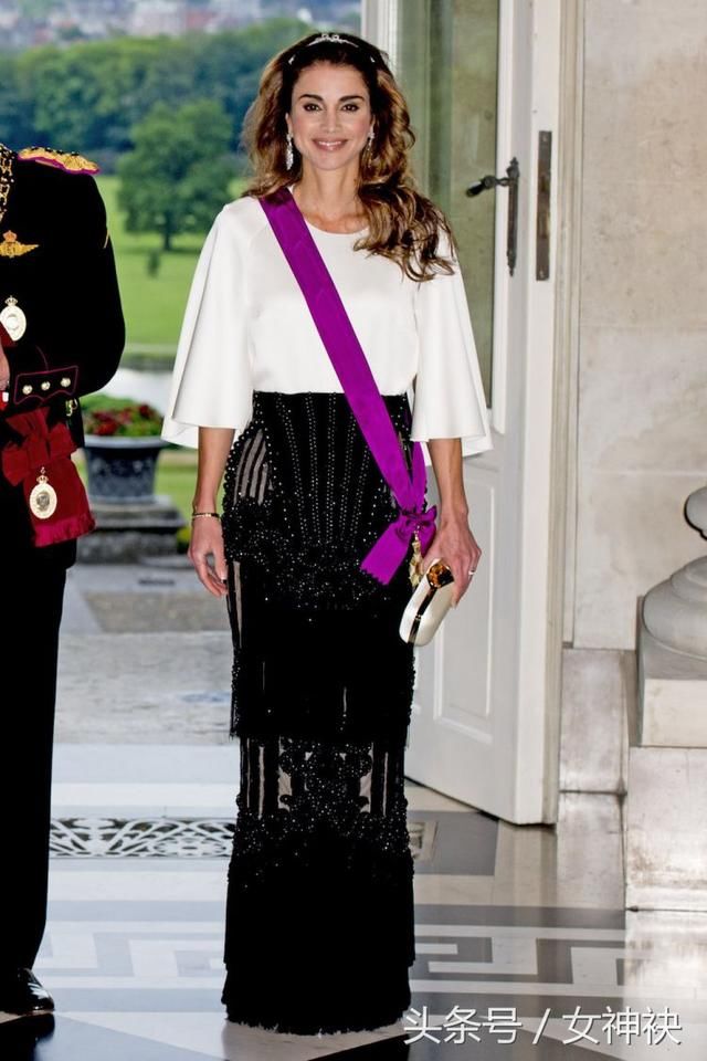 跟王室学职场着装，最美王后拉尼娅的时尚进化