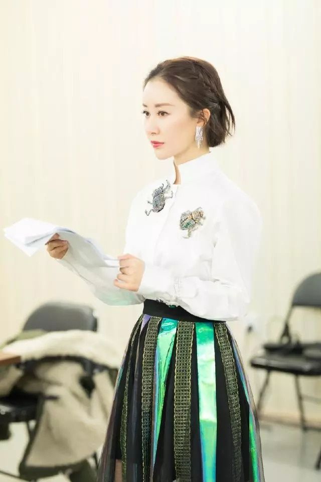 舒畅只是剪了摩卡波波头发型，人变美了还特别减龄，网友:她红了