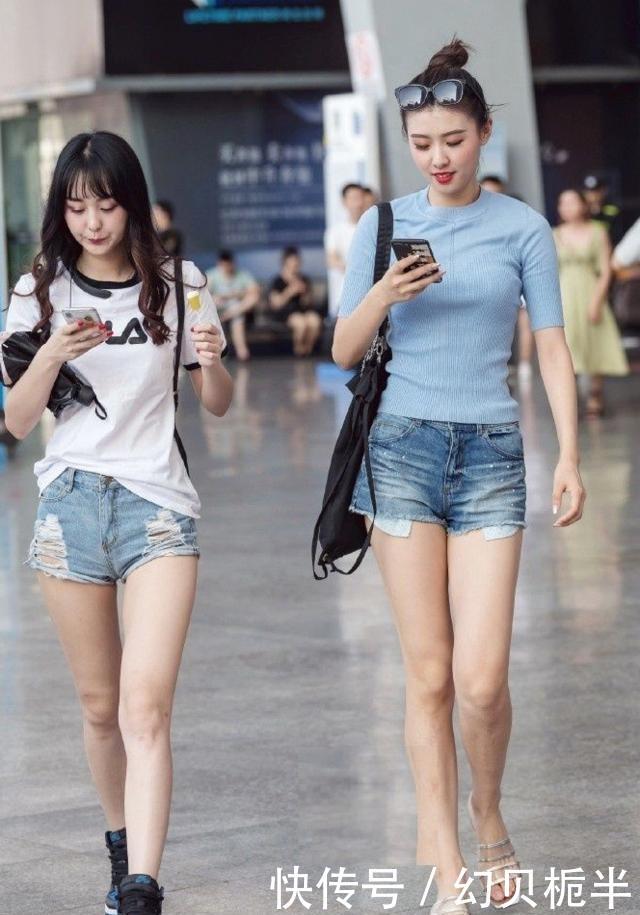 「纯洁」路人街拍,姑娘优雅迷人很吸睛,穿淡蓝色调纱裙,清新又纯洁
