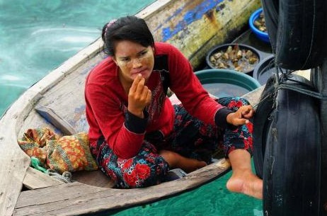 仙本那巴瑶族的悲剧：被生活所迫学会做生意，游客却不满淳朴不再