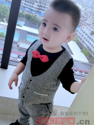 干净整齐的时尚小男孩发型 从小具备绅士风