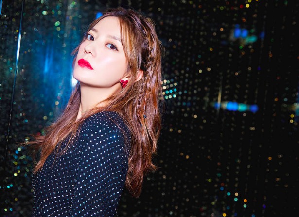 赵薇穿深V露排骨胸，看来真是瘦了不少！