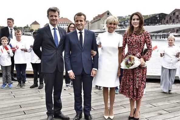 法国第一夫人穿连衣裙,尽显韵味让人心动,图四马克龙笑容止不住