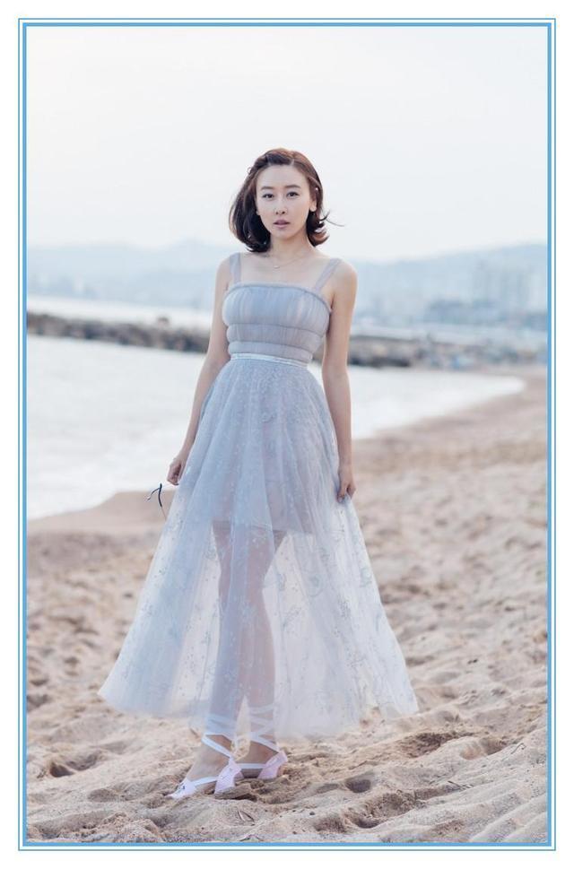 当毛俊杰和张慧雯同穿蓝纱吊带裙，终于知道已婚和单身的差距了！