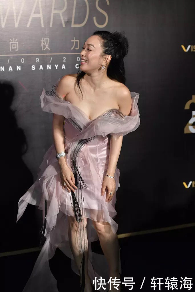钟丽缇真会穿，穿抹胸纱裙惊艳全场，网友：难怪能迷倒小鲜肉