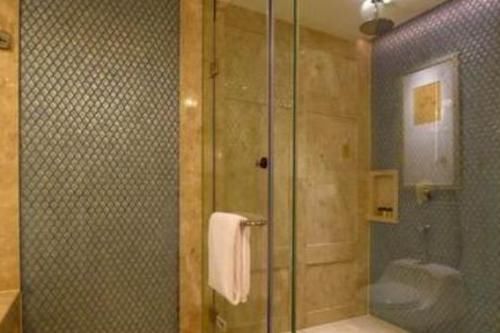 旅行住酒店时,导游为何“劝告”游客,先打开手机再开灯?