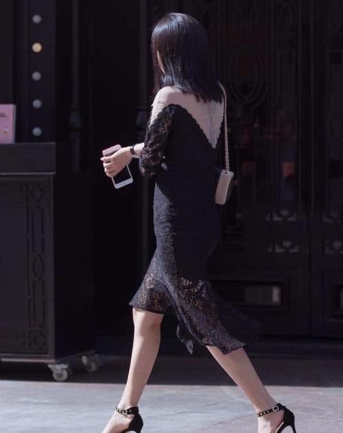 路人街拍,美女辣妈一身蕾丝裙,行走间尽显成熟浪漫