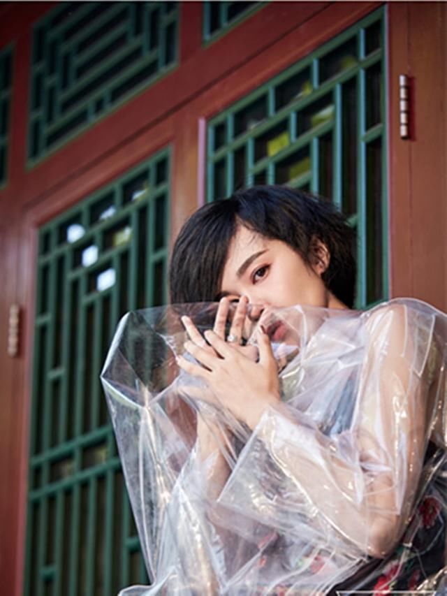 郁可唯穿双吊带却全挂一边，为秀身材又披塑料膜，喜好一眼看穿！