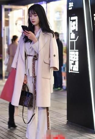 『妩媚』路人街拍,小姐姐一身时尚的搭配,很显精致妩媚