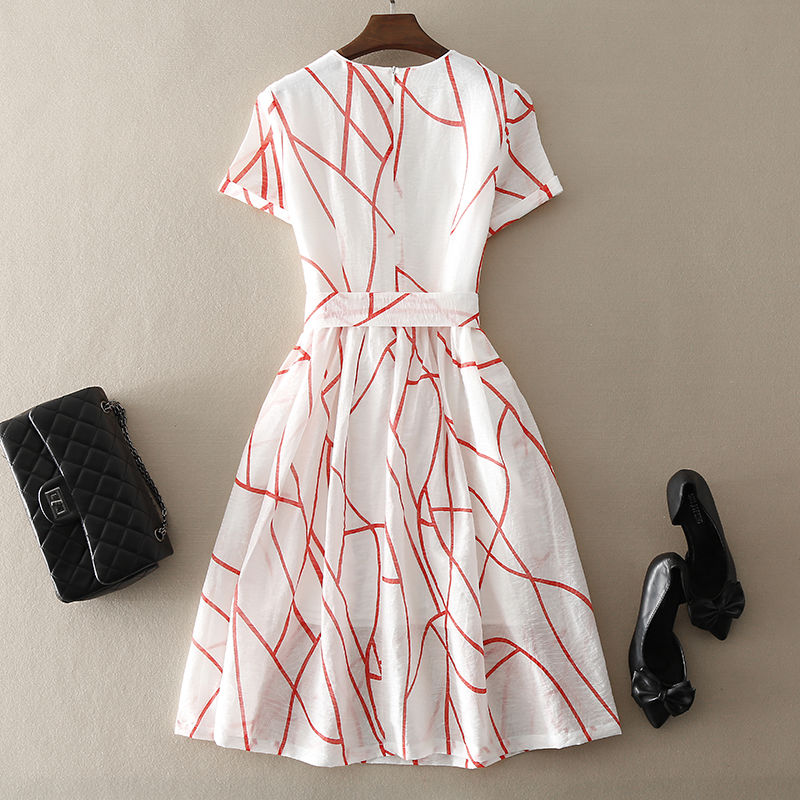 现巨流行这样的“A字裙”，谁穿谁女神，男人看了怦然心动