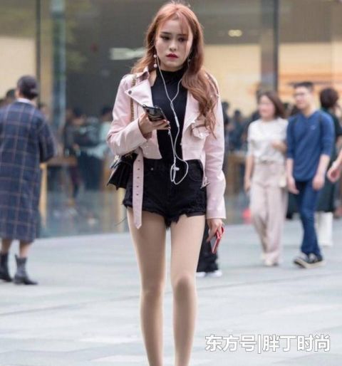 线条:身材线条优美动人!,街拍:富有气质的热裤小姐姐