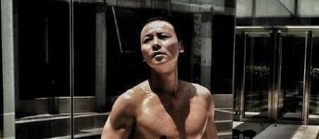 『功夫巨星』都是功夫男,李小龙腹肌精悍,李连杰没腹肌,最后一位厉害了