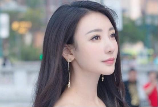 柳岩现身澳门街头，长发披肩看起来年轻了二十岁