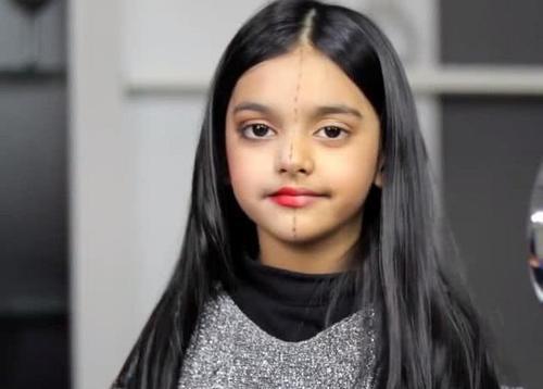 混血小萝莉模仿妈妈化妆,化完之后惊艳众人,网友却有不同意见!