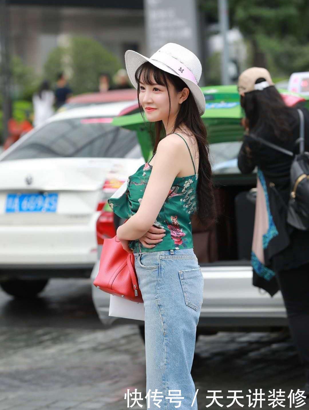 气质|夏日的淑女风穿搭,绿色吊带背心+牛仔裤,清新时尚又显独特气质