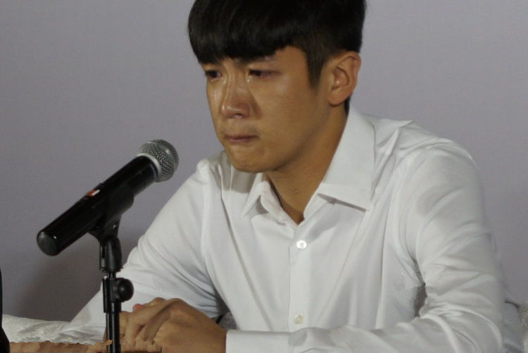 柯震东发微博为父亲庆生，网友留言却让他很无语：吸毒的人滚蛋