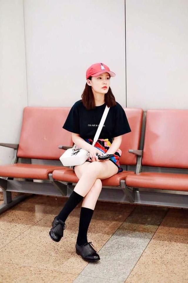 李沁秀新时尚技巧，夏天T恤配针织衫，网友：要时尚就要不怕热！