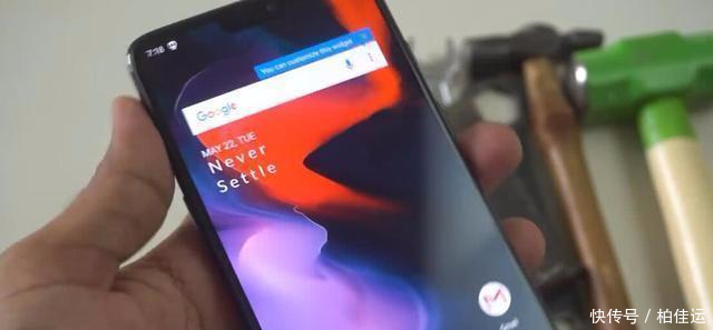 老外用工具对一加手机6的屏幕轮番摧残 还能正