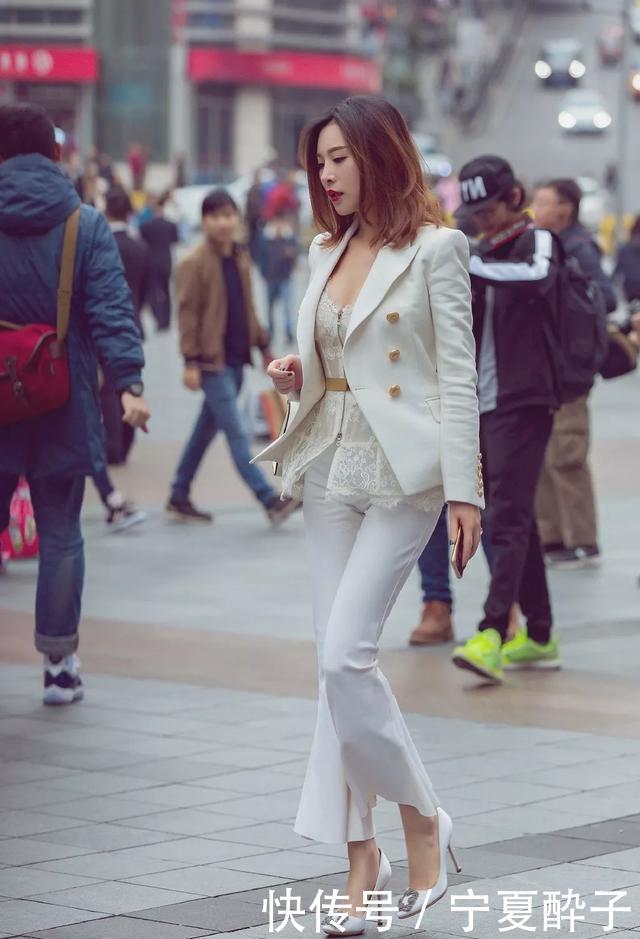  [走起]小姐姐一头的长发搭配高跟鞋，走起路十分飘逸，带着女神般的气息