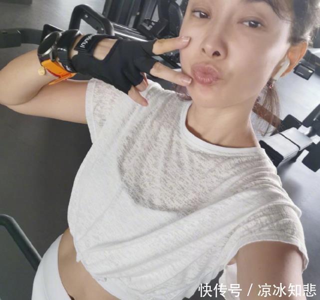 #身材#牛莉真不一般!46岁穿“露脐衫”健身,当妈后肚子却无丝毫赘肉