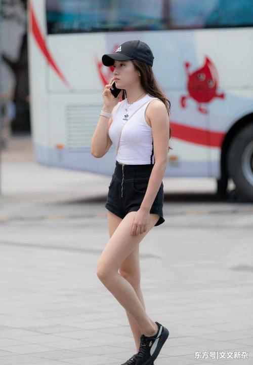 街拍：穿吊带短裙的小姐姐，性感与美貌并存，引人注目！