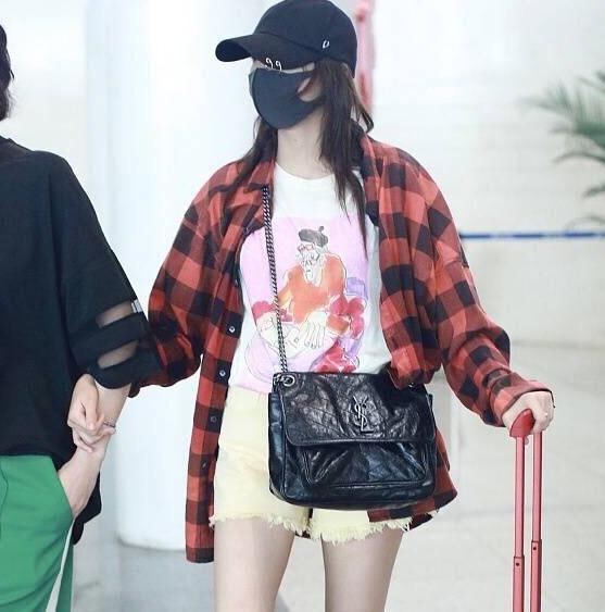 192惠若琪和173关晓彤现机场，网友:见识到大长腿最高形式