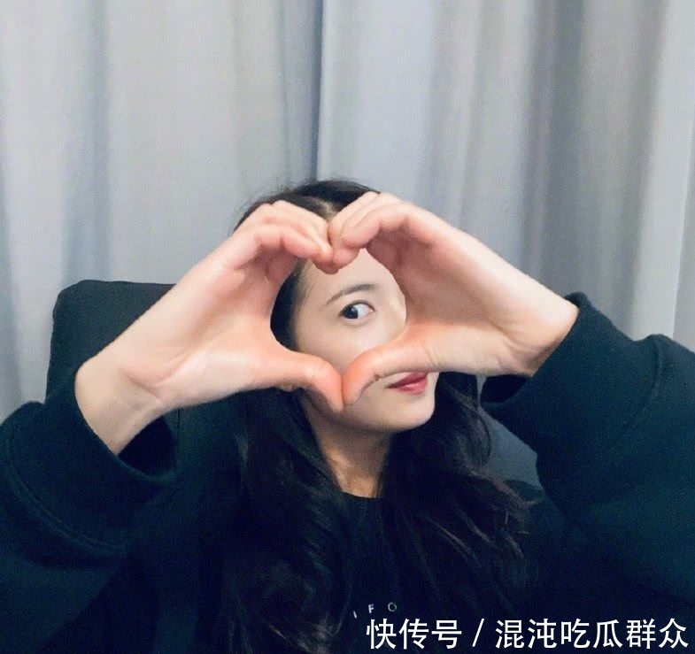 唐嫣结婚后力捧的90后小花,今穿黑色卫衣,配长