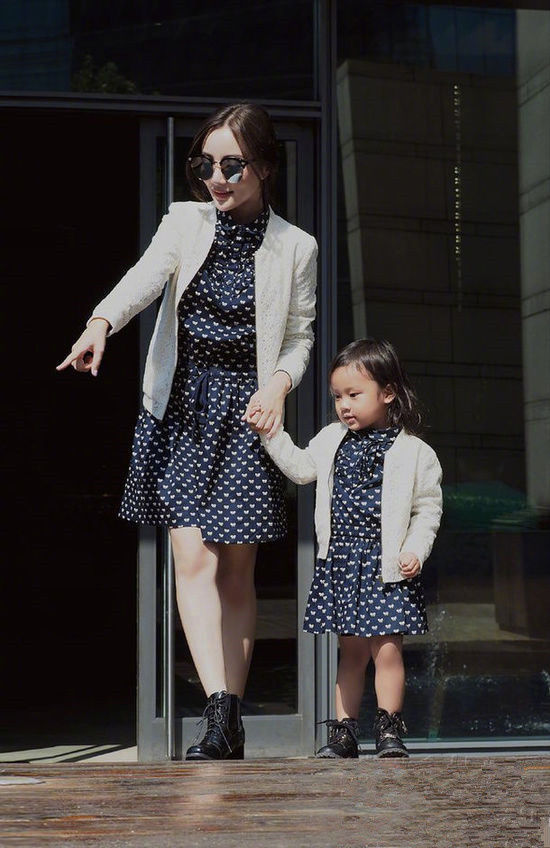 李小璐:小甜馨穿衣品味越来越潮了，妈妈不愧是时尚达人
