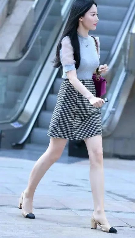 赶公交的清纯御姐，抹胸装下勾勒迷人曲线，整体的穿搭上面尽显女