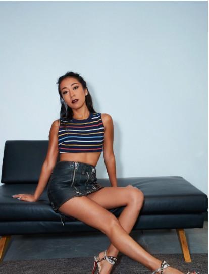 吉克隽逸一身独特的麦色皮肤再加上着装完全是一个性感的尤物