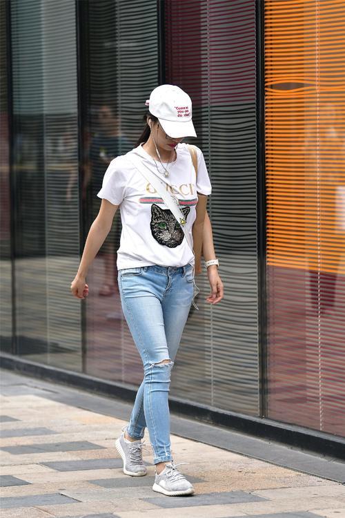 小姐姐们穿着紧身牛仔裤，是因为她们对自己身材的那一份自信