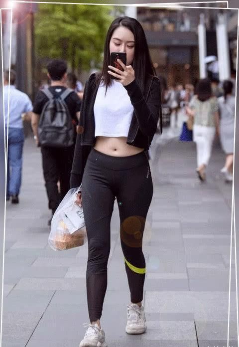  『展现』修身养性的打底袜促使衣着更舒服, 变长脚部占比, 突显完美身材
