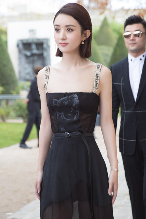 赵丽颖太厉害了吧,穿高腰装,这腰细得都能穿针眼儿了!