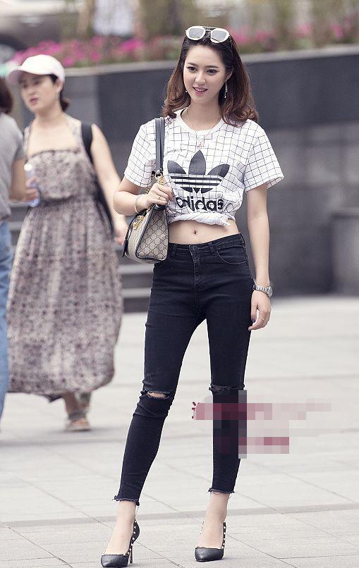 街拍：穿镂空装上阵，给人一种朦胧的美感，真叫人难以抵挡！