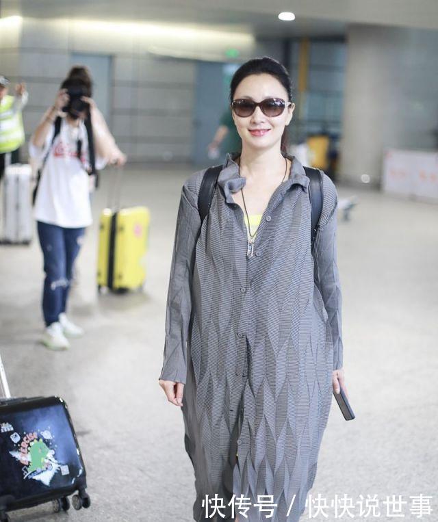 『人热』徐峥妻子现身机场,穿菱格廓形长裙姿态优雅,与身边人热聊露甜笑