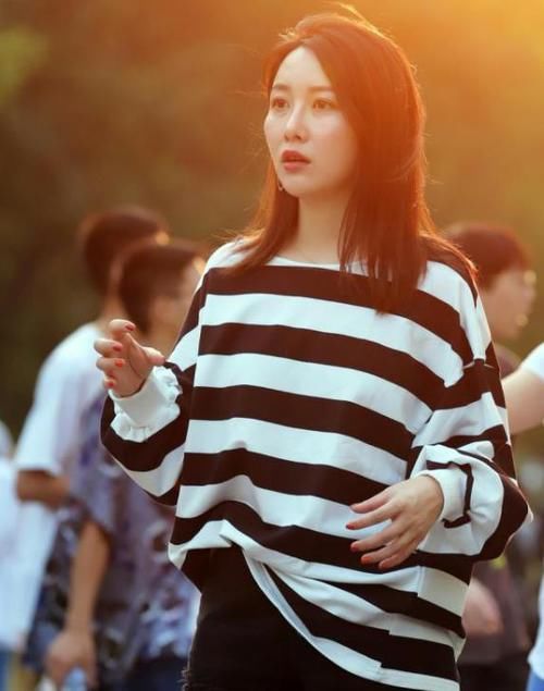  【美女】街拍：皮肤白皙的美女，一件白色上衣配短裤，青春靓丽气质