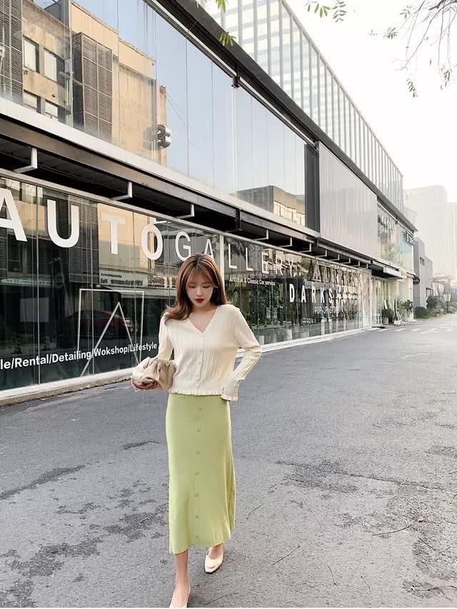 穿着|奔三的女人真胆大,三伏天穿着吊带裙就出门了,比20岁小姑娘还美