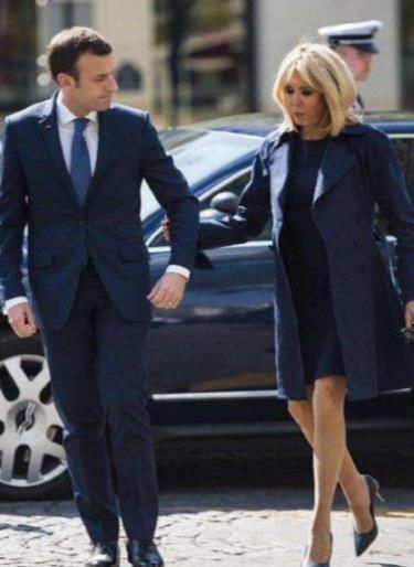 法国“第一夫人”粉衣亮相，却扮嫩失败，发型杂乱且满脸皱纹!