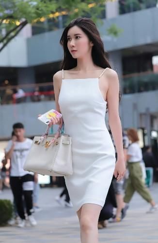 街拍:白皙甜美的牛仔裤美女,展现女神的柔美气质!