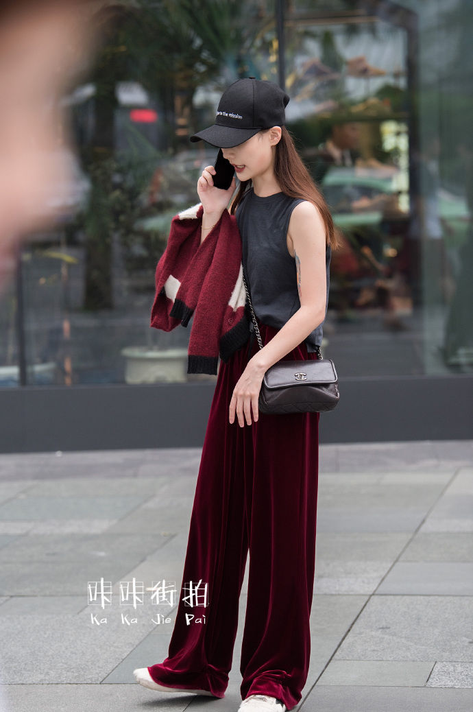 街拍北京:夏季受欢迎的时尚穿搭，尽显优雅婉约与高挑窈窕