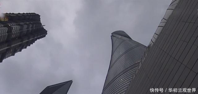 中国第一高楼随风摆动，被游客质疑不稳固？网友：不摆动更危险