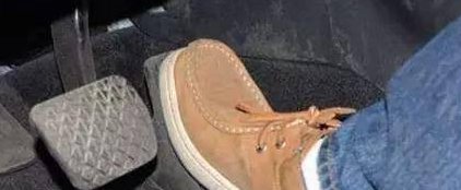 为什么踩油门要“一踩一松”？老司机告诉你，原来大有门道