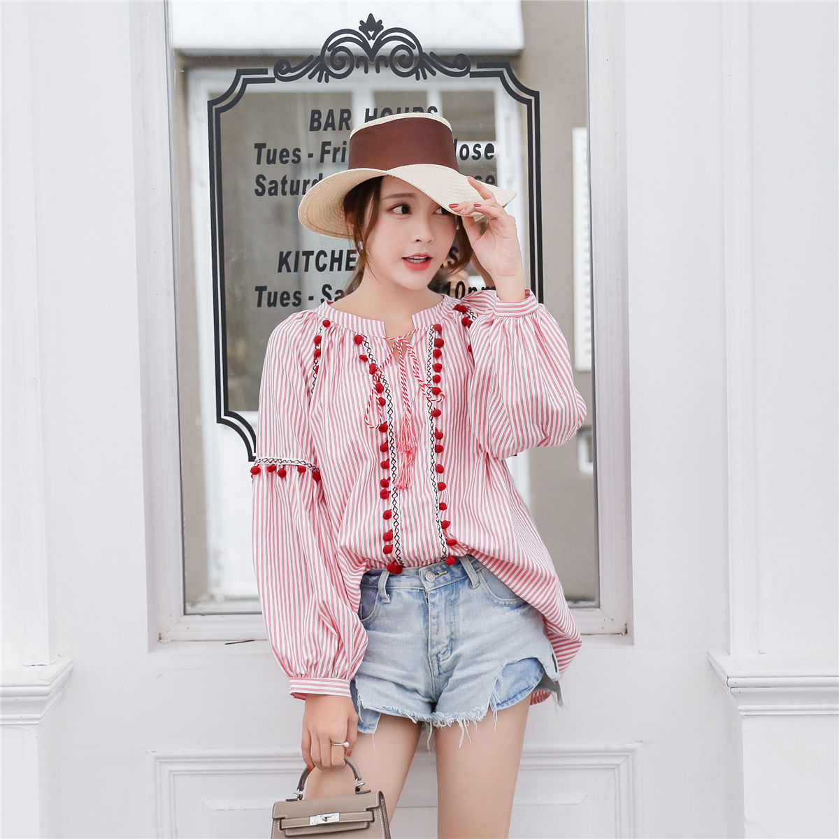 老婆虽然矮，但她很会打扮!欧货衫搭配小脚裤，没人相信她1米5