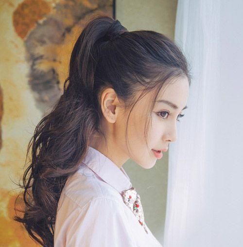 赵丽颖扎起马尾很有活力，看起来更显小的是高圆圆吧