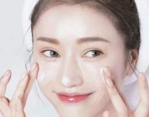  精华液：天天敷面膜也没用？敷面膜做对4件事，让你冬季补水效果翻倍！