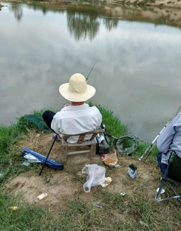 钓不到鱼别抱怨水里没鱼，做好这3个细节，三伏天也照样能连杆