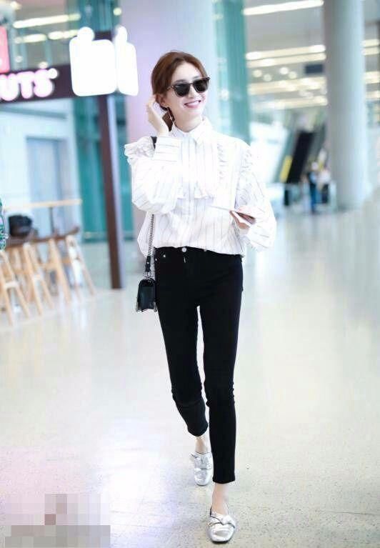 江疏影简直了！穿的纽扣裙子还一直扯下了 网友：都快拉断了