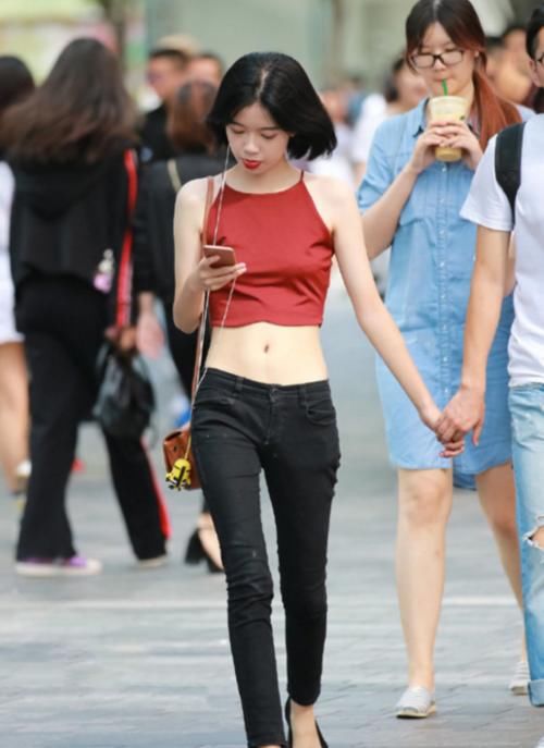  紧身■“大棒槌”的紧身牛仔裤，最风光的兜兜女神，网友：爱了！